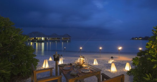 You are never away from the entertainment at Hotel Gili Lankanfushi. Watch a movie on the beach under the stars on the outdoor movie theatre twice a week.